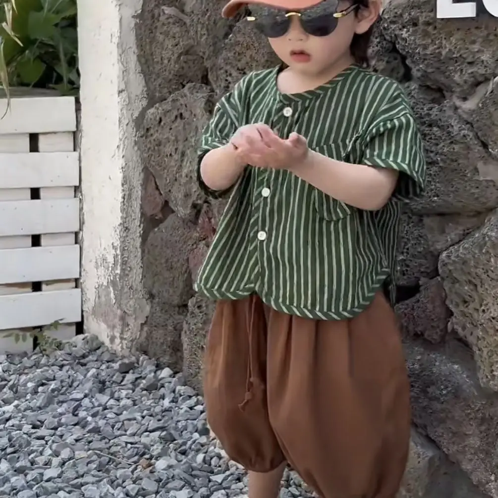 Korean 2024 Summer Cotton Short Sleeved Children's Set Boy Girl Green Striped Retro Shirt Round Neck Top+ Shorts 2pcs Outfits
Korean 2024 Summer Cotton Short Sleeved Children's Set Boy Girl Green Striped Retro Shirt Round Neck Top+ Shorts 2pcs Outfits