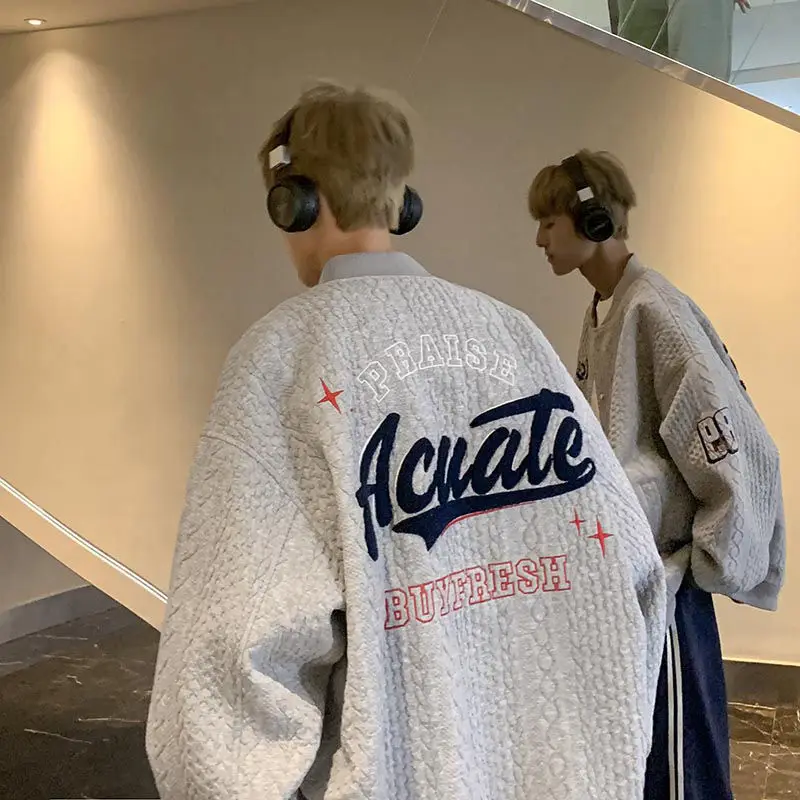 High-end street jacket vintage baseball uniform twist pattern embroidered jacket men European and American style high-end wear
High-end street jacket vintage baseball uniform twist pattern embroidered jacket men European and American style high-end wear