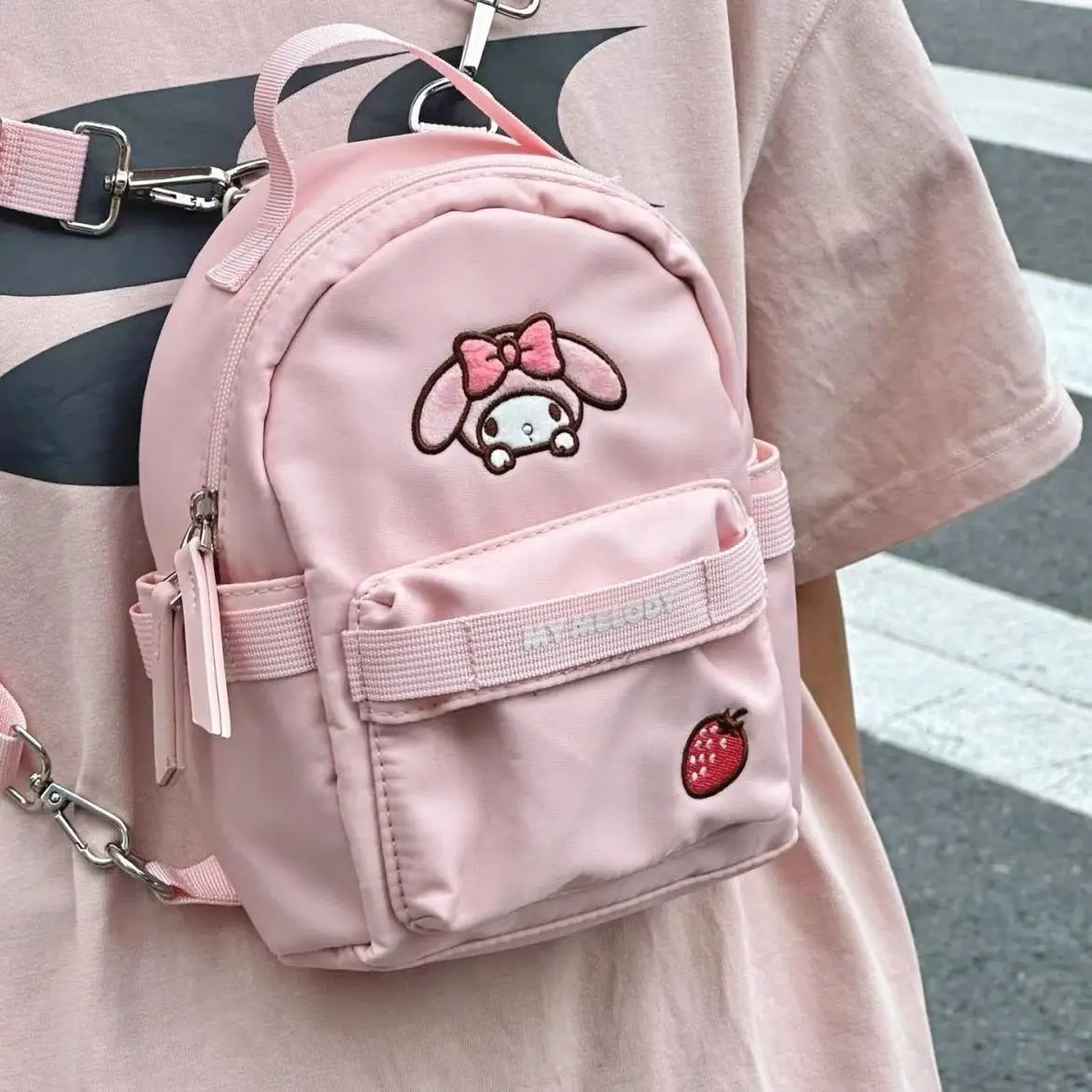 Новый кавайный рюкзак Sanrio для кампуса с мультипликационным анимационным мелодией, Повседневная и универсальная школьная мини-сумка с розовым сердечком для девушек, подарок
Новый кавайный рюкзак Sanrio для кампуса с мультипликационным анимационным мелодией, Повседневная и универсальная школьная мини-сумка с розовым сердечком для девушек, подарок