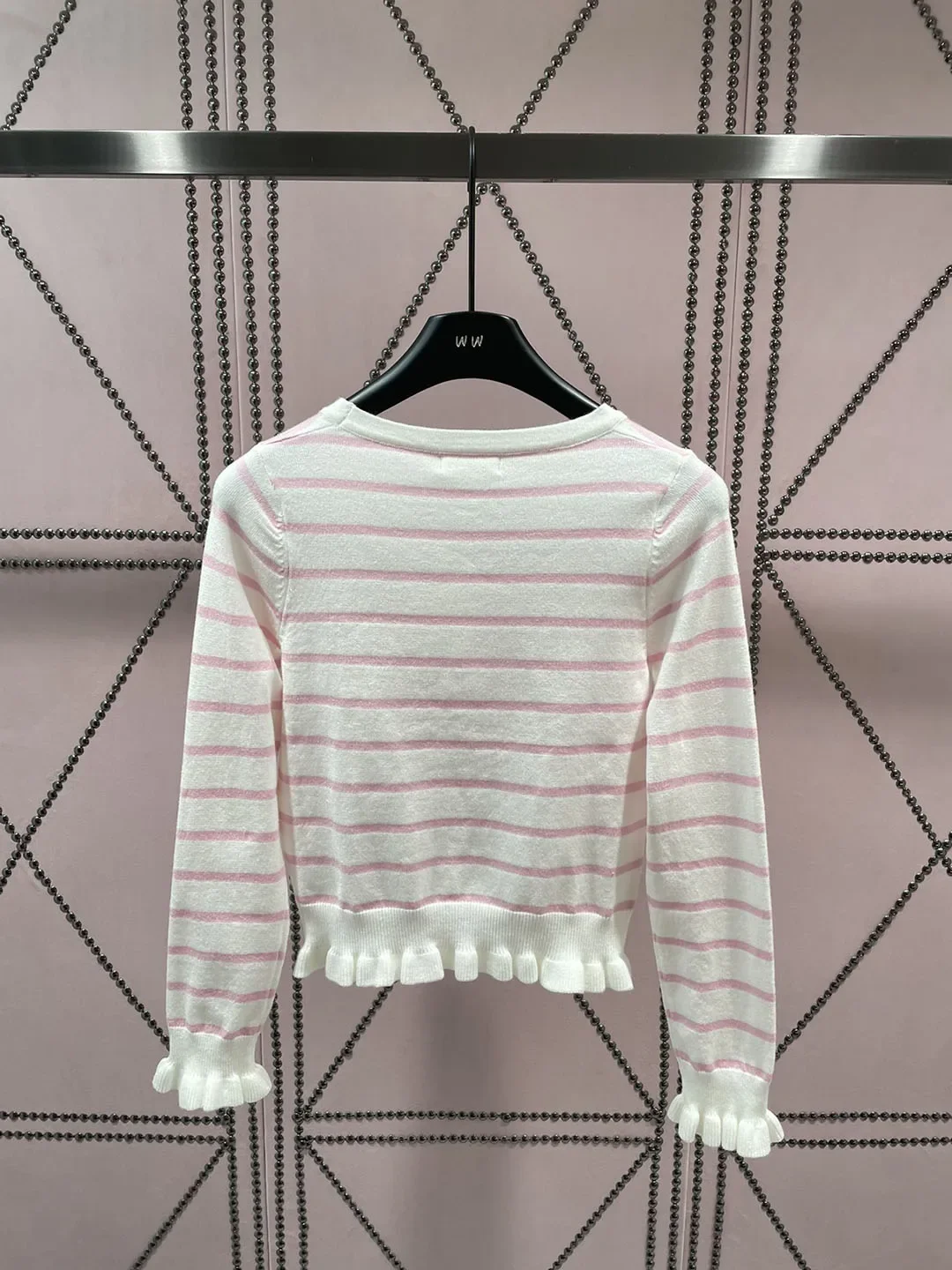 Autumn New Round Neck Vermicelli Stripe 3D Decal Decoration Wood Ear Edge Knitted Top Breathable Thin Coat
Autumn New Round Neck Vermicelli Stripe 3D Decal Decoration Wood Ear Edge Knitted Top Breathable Thin Coat