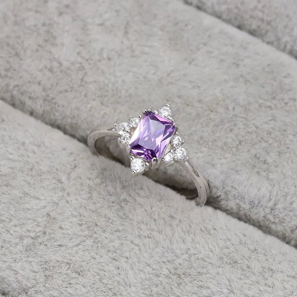 

2023 Europe and the United States Hot S925 Sterling Silver Ring amethyst Diamond Elegant Personalized Fashion Hand Jewelry