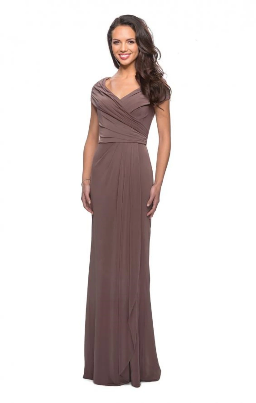 

Elegant dress for the mother of the bride Features a small cap sleeve and ruching for a flattering look robe de soirée