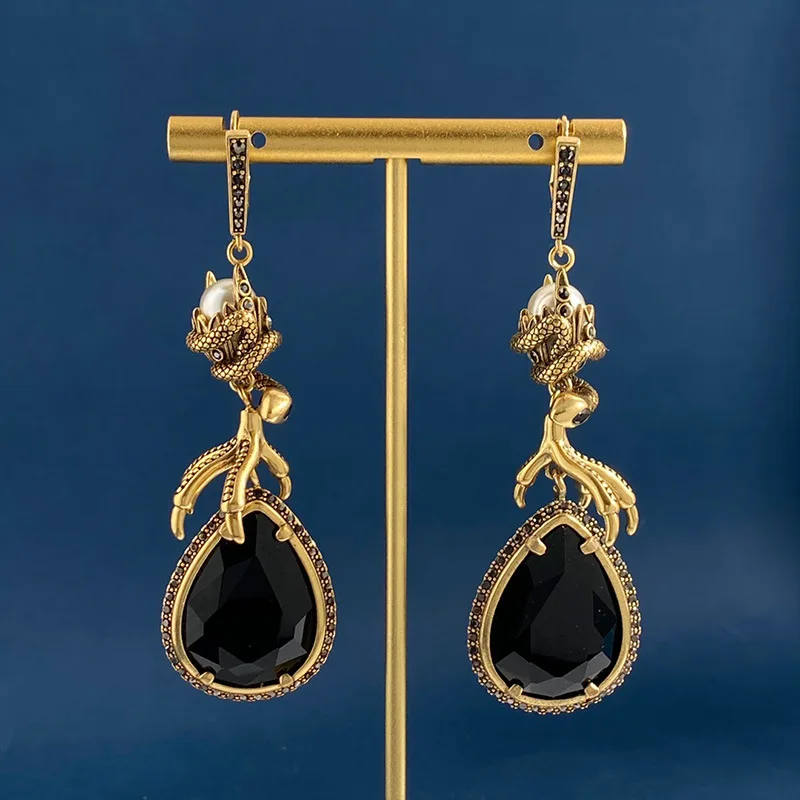 Top Quality Snake Claw Designer Water Drop Style Vintage Gold Earrings Black Crystal Long Dangle Earrings For Women
Top Quality Snake Claw Designer Water Drop Style Vintage Gold Earrings Black Crystal Long Dangle Earrings For Women