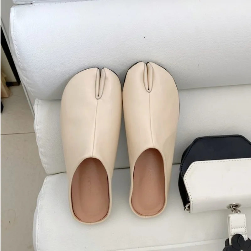 Brown Black Beige Flat Large Size Female Split Toe Slippers Fashion Comfortable Outer Wear Female Slippers
Brown Black Beige Flat Large Size Female Split Toe Slippers Fashion Comfortable Outer Wear Female Slippers