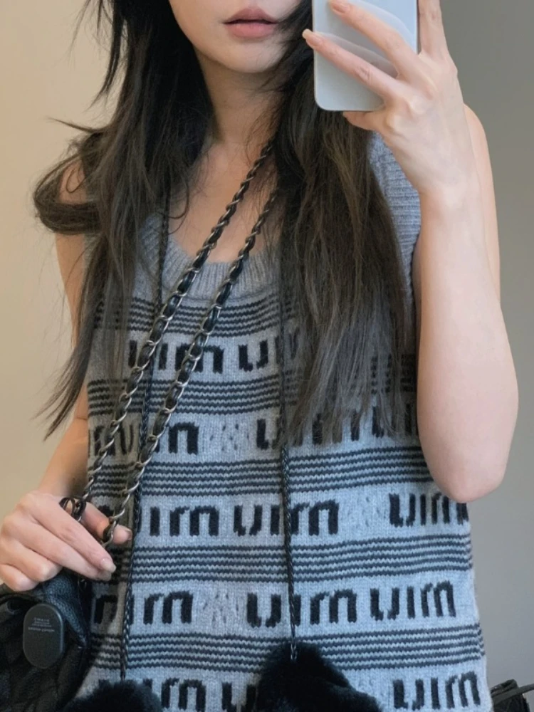 High Quality Retro Style Sweetheart Tank Top Dress 2023 Spring New All Over Letter Stripe Cutout Design U Neck Knit Dress
High Quality Retro Style Sweetheart Tank Top Dress 2023 Spring New All Over Letter Stripe Cutout Design U Neck Knit Dress