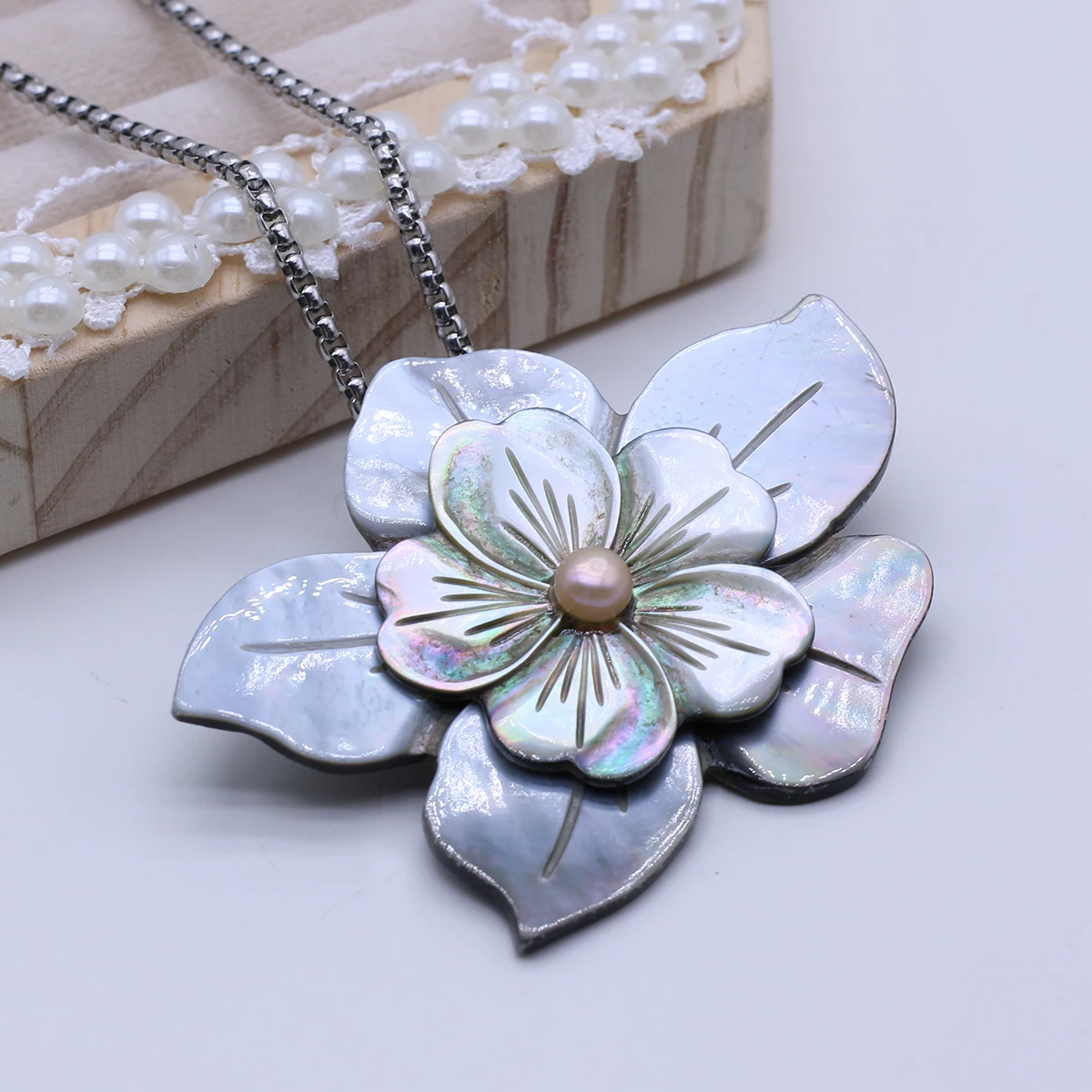 

Natural Freshwater Mother of Pearl Shells Flower Shape Necklace Pendant Exquisite Charm Personalized Women's Jewelry Accessories