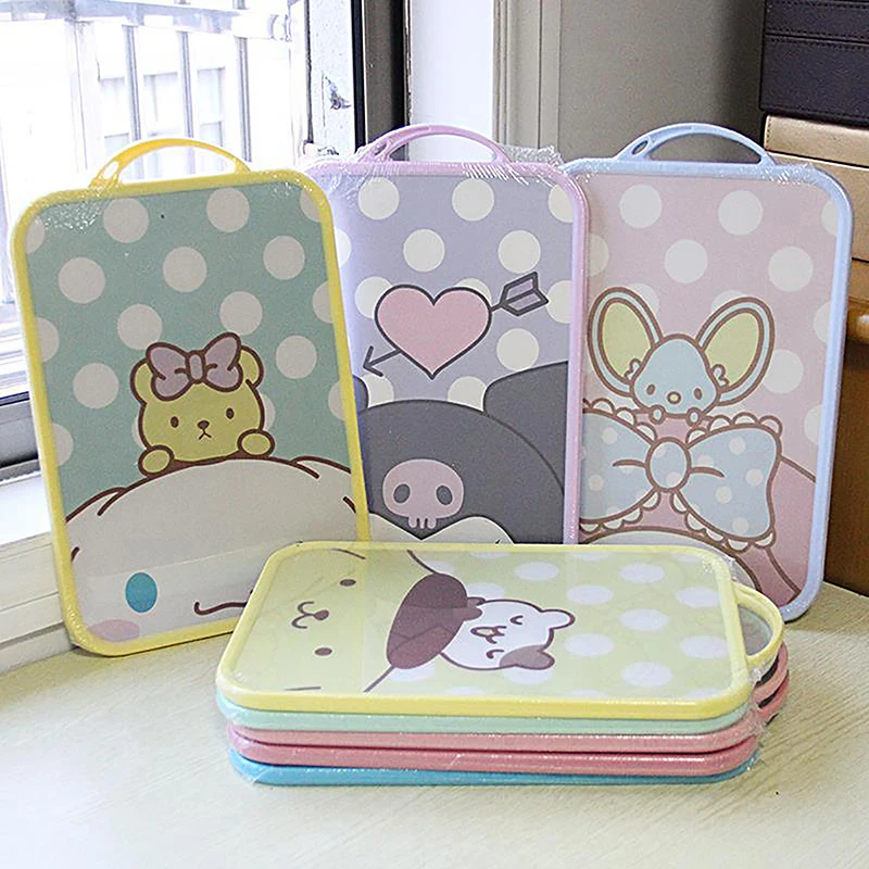 Разделочная доска для фигурок аниме Sanrio, мультяшная Нескользящая доска Kuromi Melody Cinnamoroll помпон Purin, блок для нарезки фруктов
Разделочная доска для фигурок аниме Sanrio, мультяшная Нескользящая доска Kuromi Melody Cinnamoroll помпон Purin, блок для нарезки фруктов