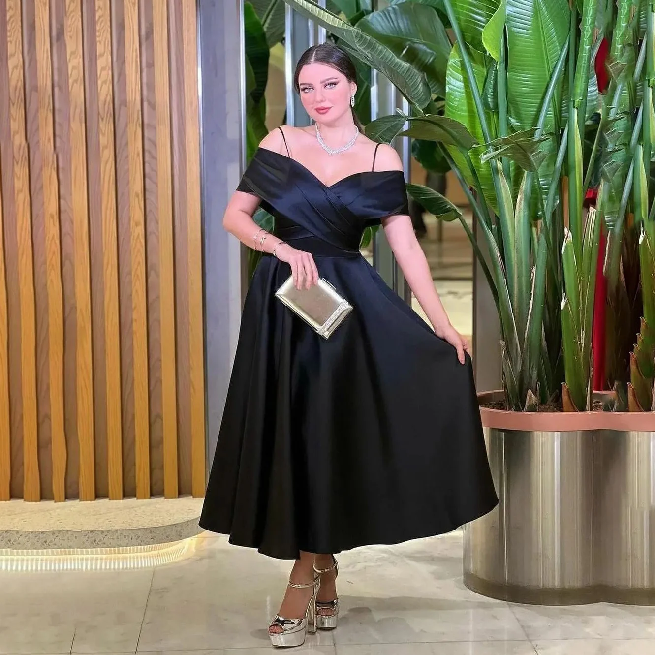 OEING Off Shoulder Luxury Garden Evening Dresses Black Short Sleeves Formal Birthday Ankle Length Elegant Prom Gown Party Women
OEING Off Shoulder Luxury Garden Evening Dresses Black Short Sleeves Formal Birthday Ankle Length Elegant Prom Gown Party Women
