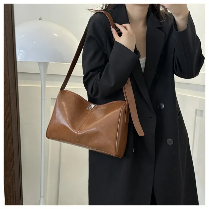 Commuter Large-capacity Crossbody Bag Women Autumn New Retro Fashion Tote Female Shoulder Bag Niche Design Leisure Shoulder Bag
Commuter Large-capacity Crossbody Bag Women Autumn New Retro Fashion Tote Female Shoulder Bag Niche Design Leisure Shoulder Bag