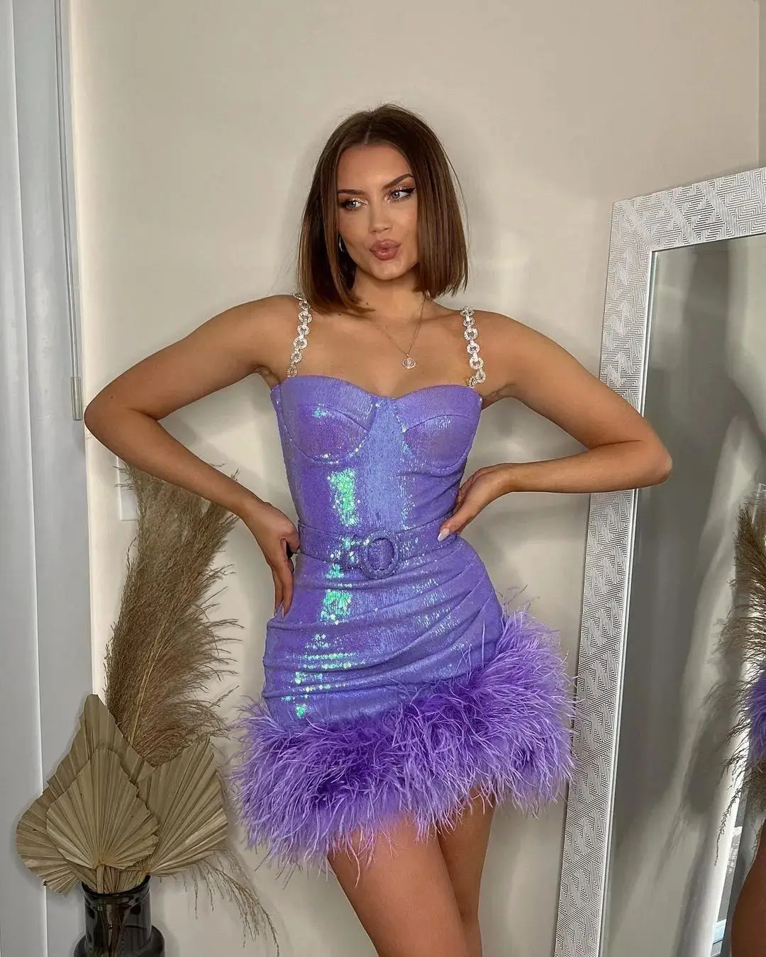 Women's Sexy Sequin Feather Pleated Mini Dress With Belt Female Backless V-Neck Slim Bodycon Elegant Evening Dress For Party
Women's Sexy Sequin Feather Pleated Mini Dress With Belt Female Backless V-Neck Slim Bodycon Elegant Evening Dress For Party