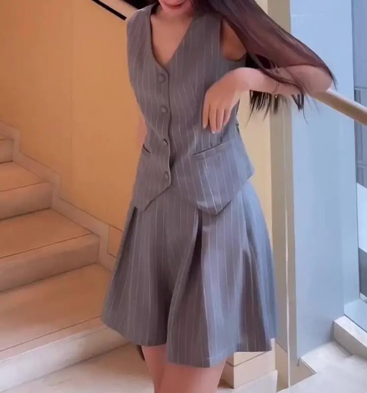 Two Piece Set Women Outfit 2023 Summer New Fashion Casual Style Commuter Sleeveless V-Neck Stripe Print Shirt Short Skirt Set
Two Piece Set Women Outfit 2023 Summer New Fashion Casual Style Commuter Sleeveless V-Neck Stripe Print Shirt Short Skirt Set