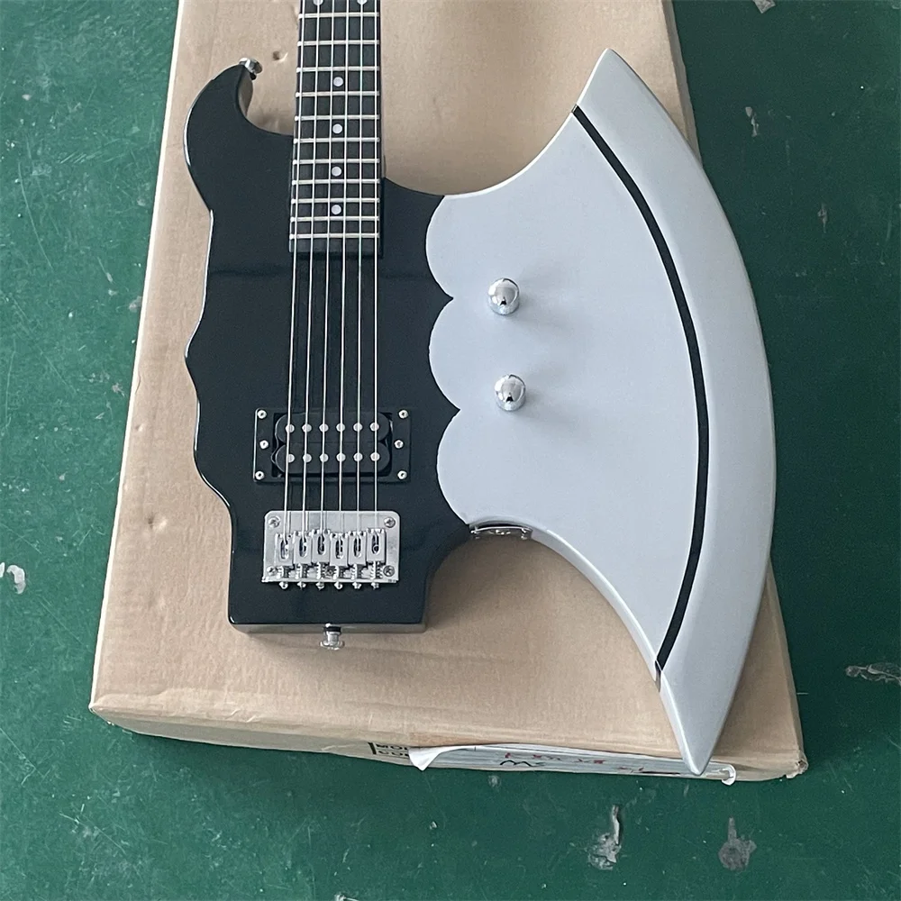 In stock Special-shaped 24-piece electric guitar axe body with double open pickup strings behind wear customizable
In stock Special-shaped 24-piece electric guitar axe body with double open pickup strings behind wear customizable