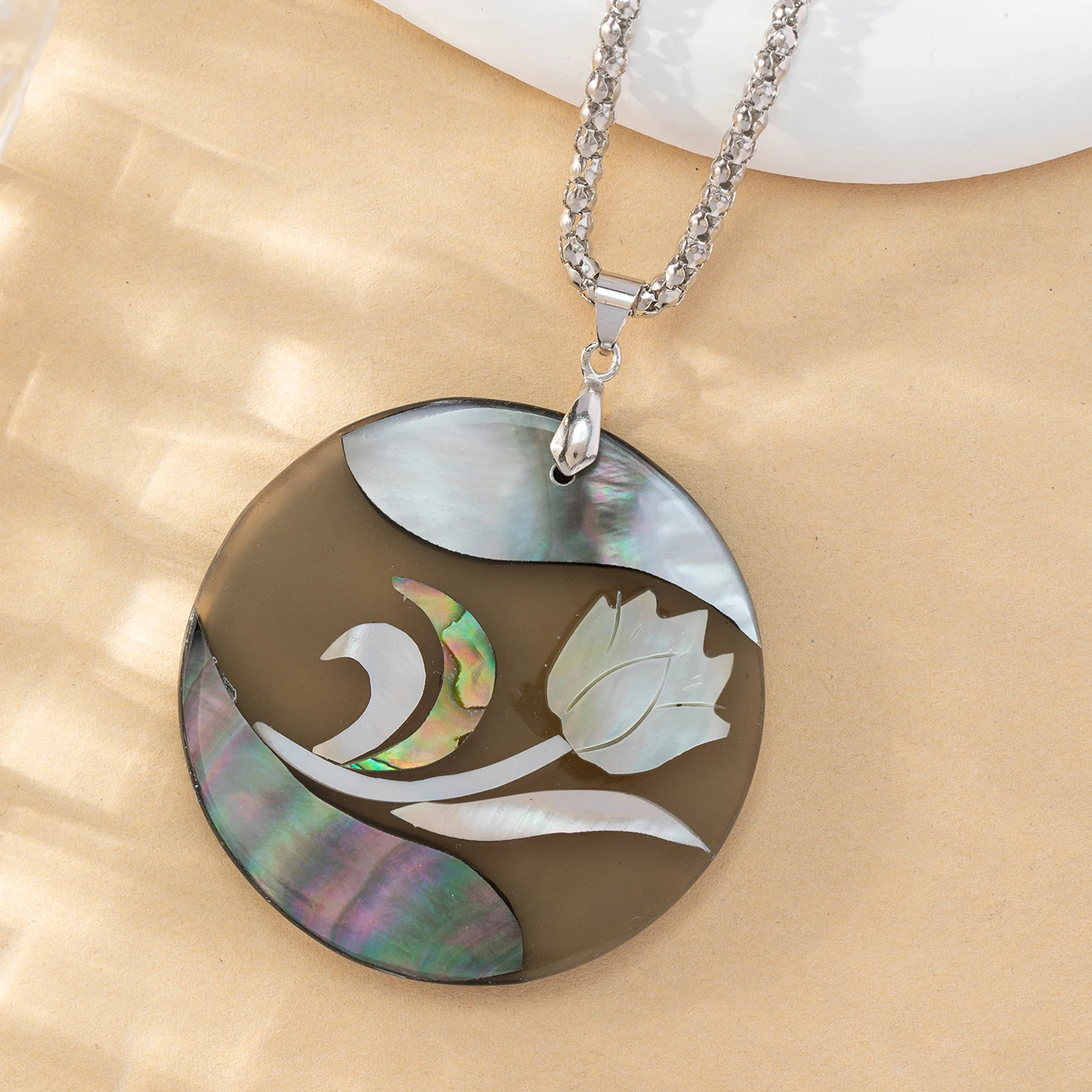 Natural Shell Abalone Shell Mixed Round Cartoon Yellow Flower Pendant Necklace Exquisite Jewelry Gift for Men and Women
Natural Shell Abalone Shell Mixed Round Cartoon Yellow Flower Pendant Necklace Exquisite Jewelry Gift for Men and Women