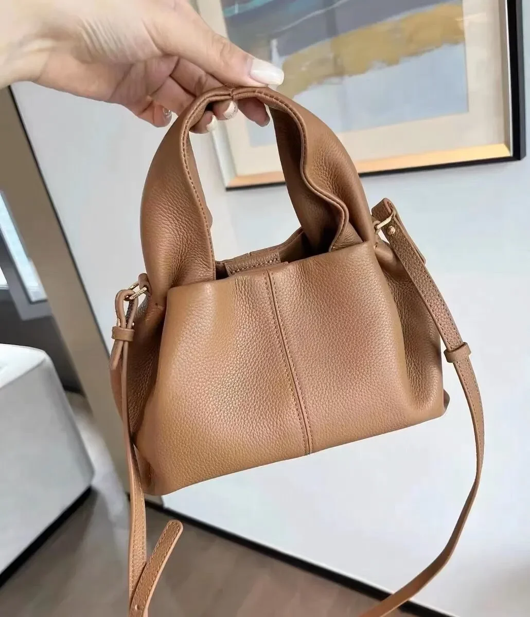 Women's Genuine Leather Messenger Bags Female Solid Color Dumpling Handbag 2023 Fashion New All-Match Shoulder Bag
Women's Genuine Leather Messenger Bags Female Solid Color Dumpling Handbag 2023 Fashion New All-Match Shoulder Bag