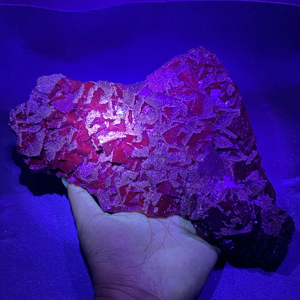 

100% натуральный пакистанский флюорит черной розы (флуоресцентный эффект Красного флюорита) кальцит шероховатый минеральный кварцевый исцеляющий кристалл