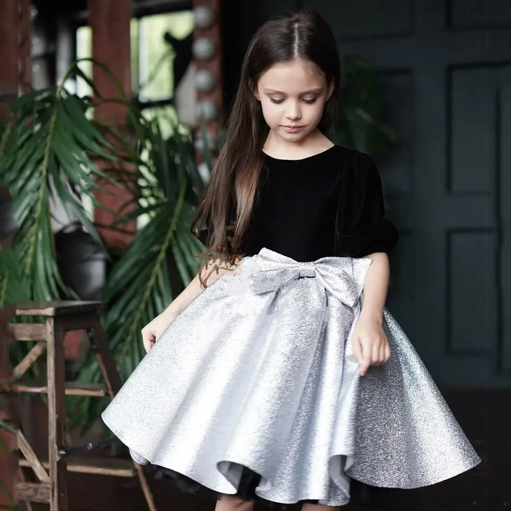 Black Velvet Half Sleeve Flower Girl Dresses Buttons O Neck Cute Birthday Party Gowns with Bow
Black Velvet Half Sleeve Flower Girl Dresses Buttons O Neck Cute Birthday Party Gowns with Bow
