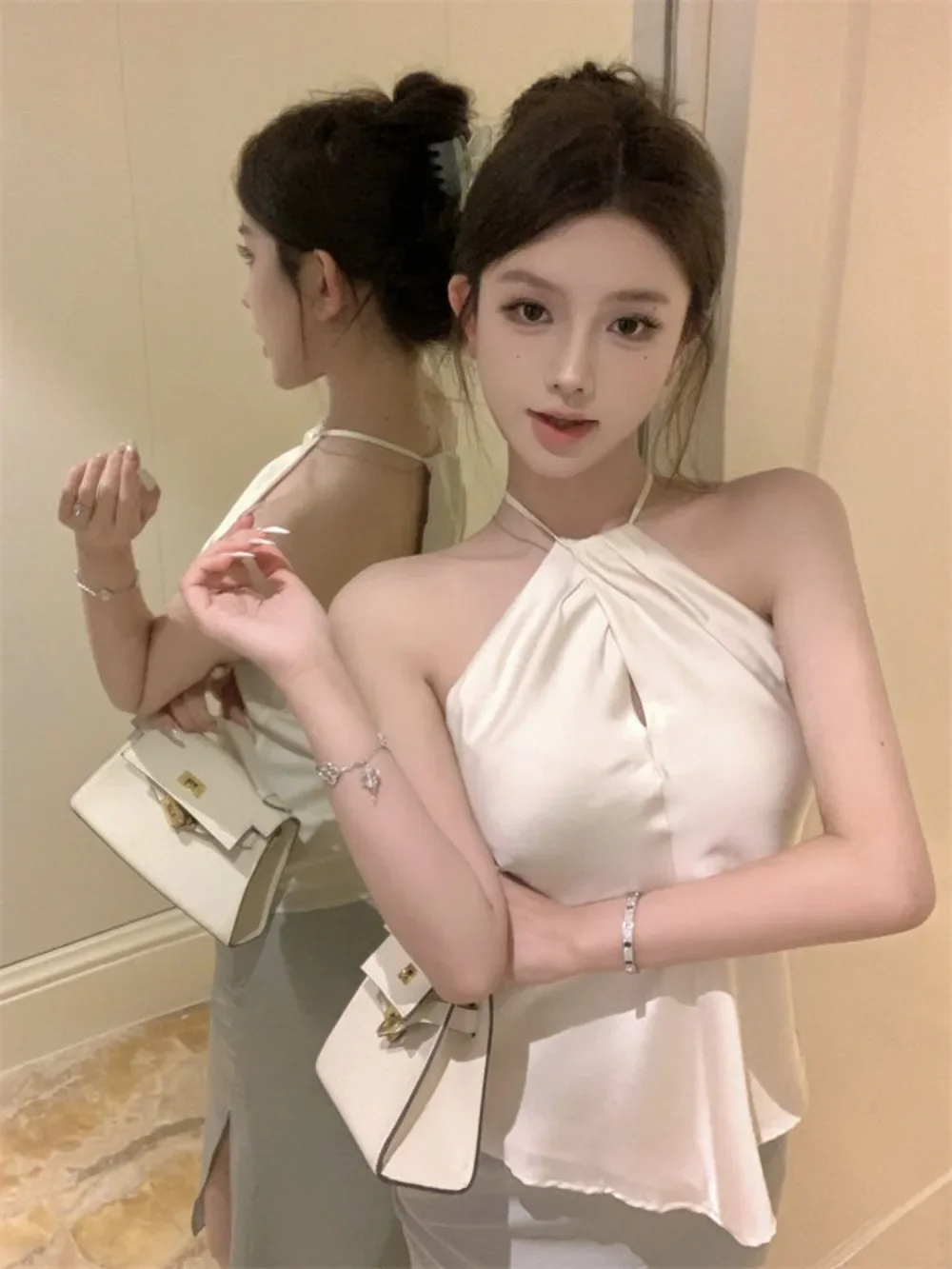 Pure desire hollow hanging neck small halter undershirt female summer French chic Slim temperament sleeveless topsforoutsidewear
Pure desire hollow hanging neck small halter undershirt female summer French chic Slim temperament sleeveless topsforoutsidewear