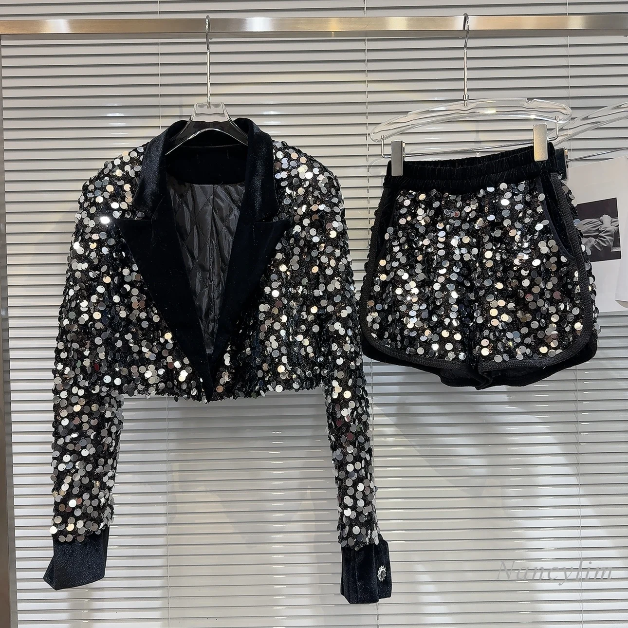 Sequins Sets 2 Piece Set Woman 2023 Winter New Catwalk Performance Heavy Embroidery Sequins Velvet Edge Collar Cotton Coat Skirt
Sequins Sets 2 Piece Set Woman 2023 Winter New Catwalk Performance Heavy Embroidery Sequins Velvet Edge Collar Cotton Coat Skirt