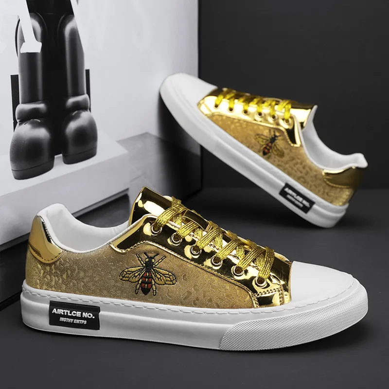 Fashion Golden Glossy Designer Shoes Men Low-cut Flat Hip-Hop Mirrors Bee Embroidered Shoes Mens Skull Shoes Zapatos Hombre 2023
Fashion Golden Glossy Designer Shoes Men Low-cut Flat Hip-Hop Mirrors Bee Embroidered Shoes Mens Skull Shoes Zapatos Hombre 2023