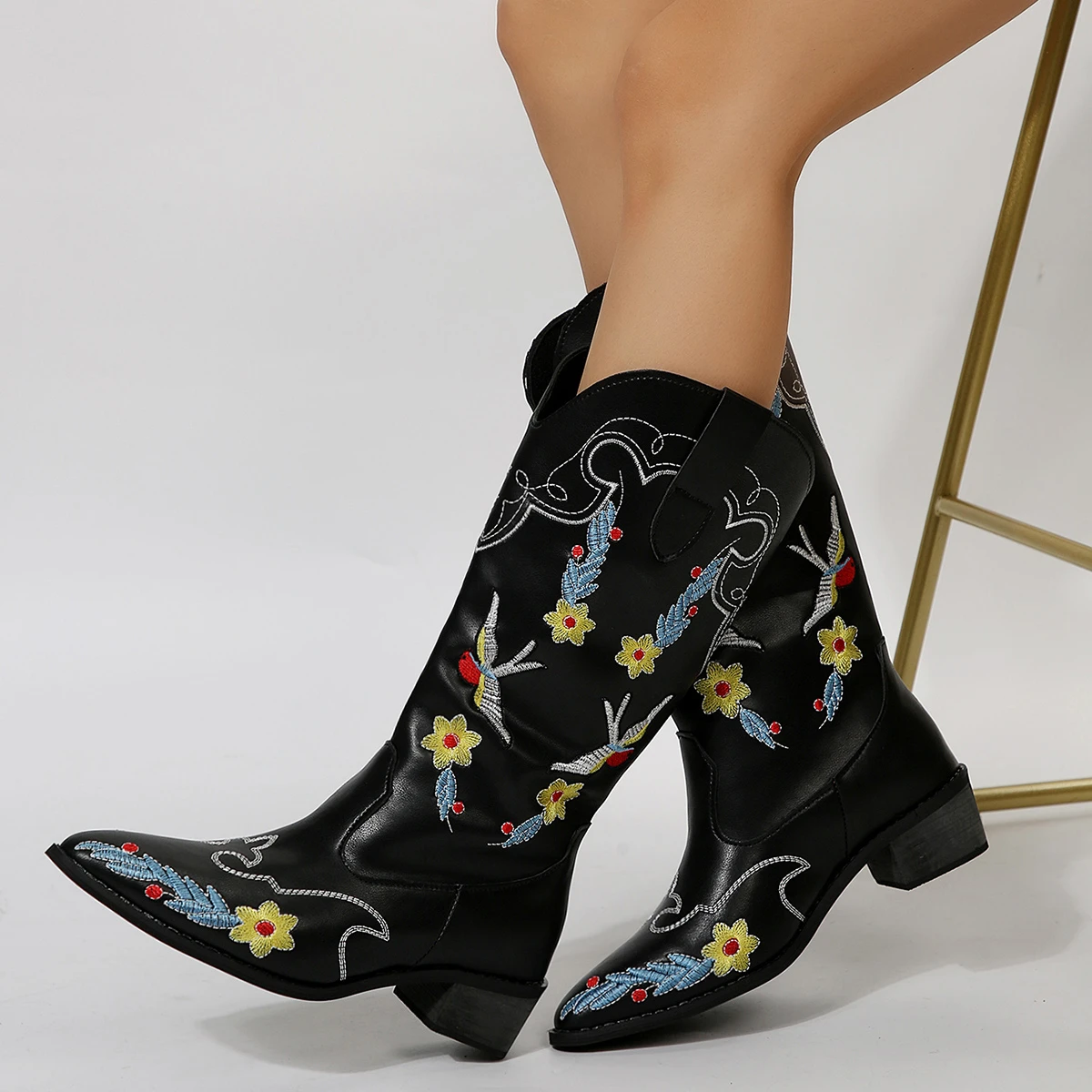 Women boots Autumn And Winter Fashion Pointed Mid boot Square heel Low-heeled Fabric Print embroidered boots punk plus size35-43
Women boots Autumn And Winter Fashion Pointed Mid boot Square heel Low-heeled Fabric Print embroidered boots punk plus size35-43