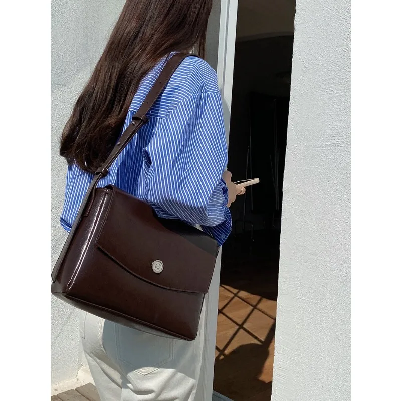 

2023 New Simple and Stylish Large-capacity Commuter Briefcase Female Retro Postman Bag with High-grade Shoulder Messenger Bag