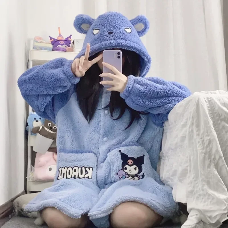 Anime Sanrio Kawaii Kuromi Plush Pajamas Dress New Cute Blue Furry Home Comfort Velvet Bathrobe Winter Warm Hooded Girl Gift
Anime Sanrio Kawaii Kuromi Plush Pajamas Dress New Cute Blue Furry Home Comfort Velvet Bathrobe Winter Warm Hooded Girl Gift