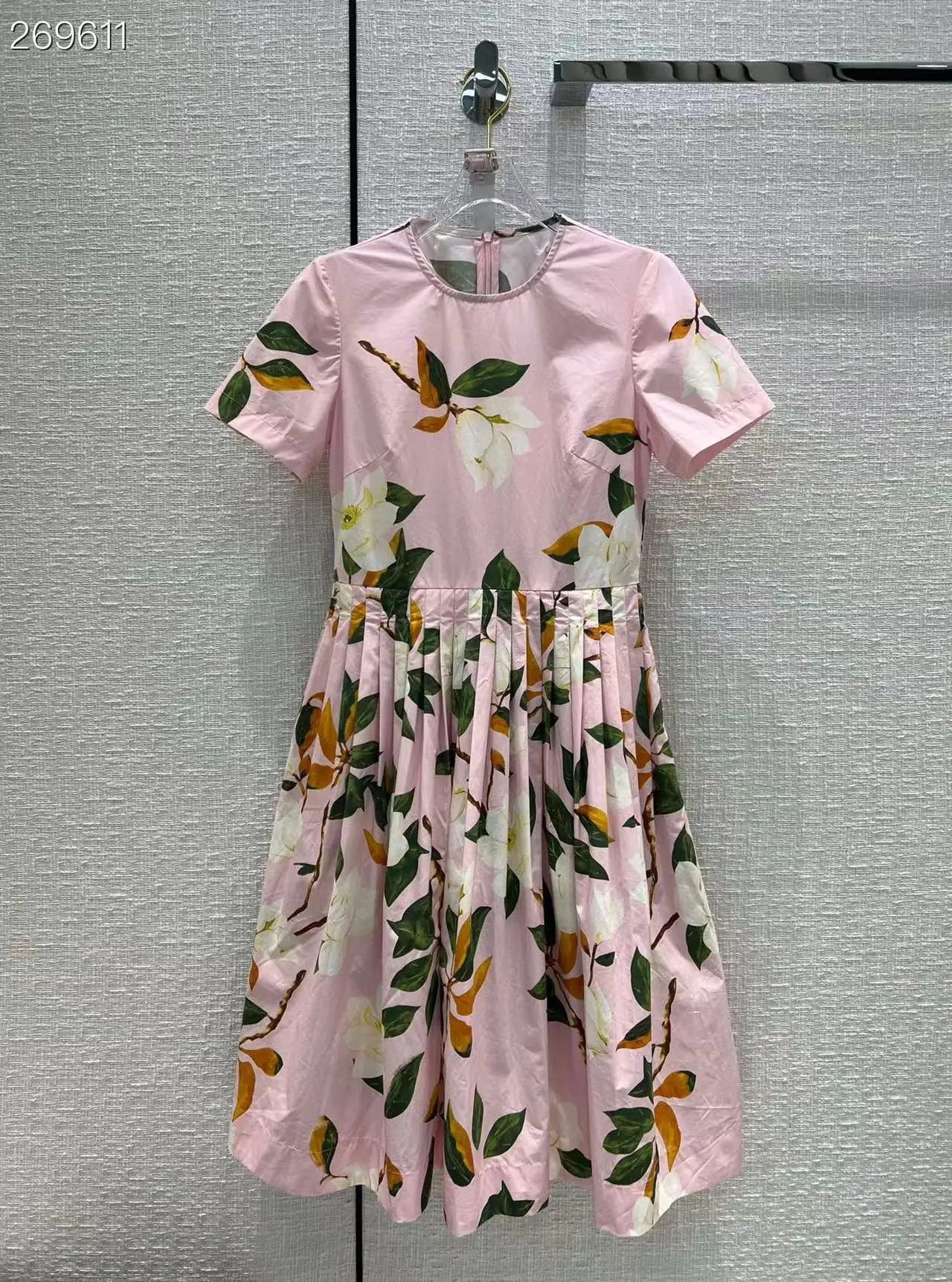 Fyion Fashion Runway 2022 Summer 100% Cotton Vintage Dress Women Short Sleeve Flowers Print Belt Midi Office Lady Pleated Dress
Fyion Fashion Runway 2022 Summer 100% Cotton Vintage Dress Women Short Sleeve Flowers Print Belt Midi Office Lady Pleated Dress