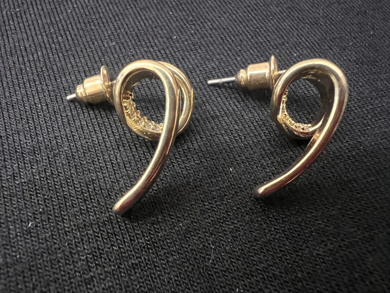 2024 new custom irregular line inset zircon earrings brass plated 18k gold wholesale serpentine geometric earrings
2024 new custom irregular line inset zircon earrings brass plated 18k gold wholesale serpentine geometric earrings