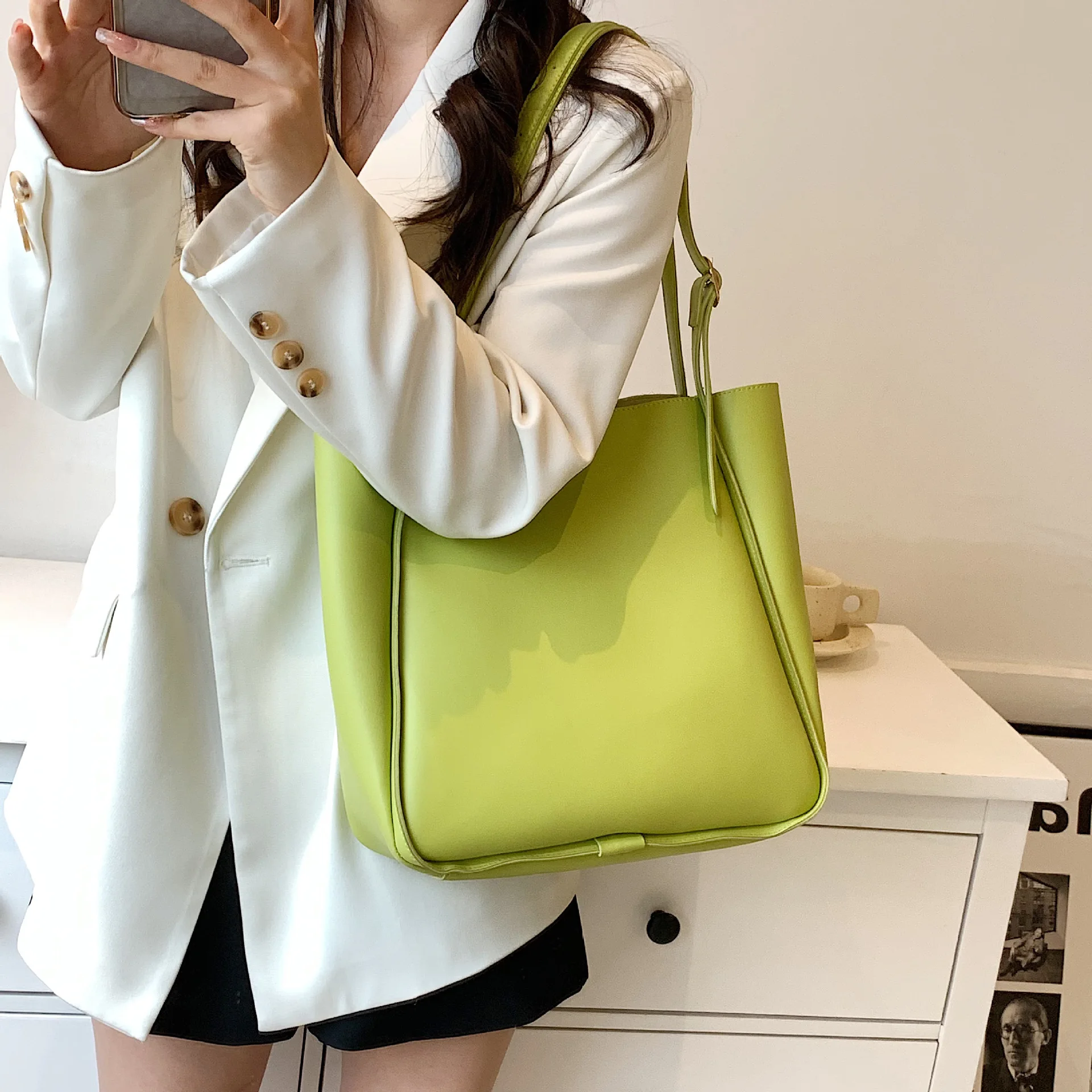 Popular Women's Shoulder Bag 2022 Summer New Large Capacity All-match Handbags Texture Elegant Female Commute Tote Bags
Popular Women's Shoulder Bag 2022 Summer New Large Capacity All-match Handbags Texture Elegant Female Commute Tote Bags