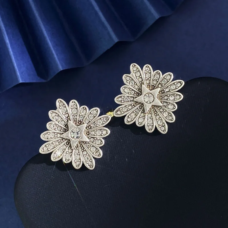 Donia Jewelry Fashion New Flowers Titanium Steel Micro-Inlaid AAA Zircon Silver Needle Luxury Palace Earrings.
Donia Jewelry Fashion New Flowers Titanium Steel Micro-Inlaid AAA Zircon Silver Needle Luxury Palace Earrings.