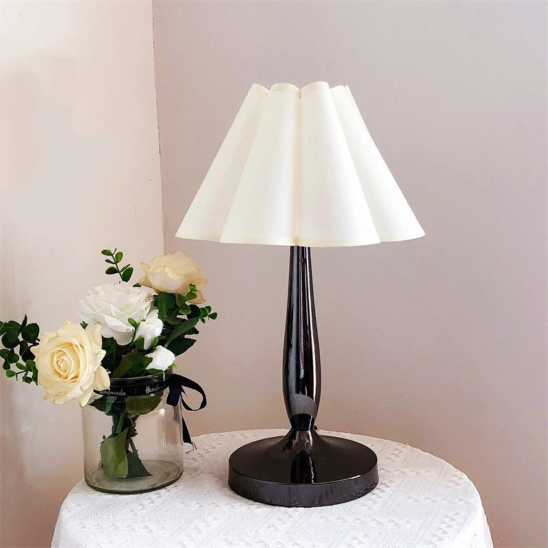Pleated White Table Lamp Bedside Lamp 12W 3-Way Dimmable Lamp with Flower Lampshade Modern Chrome Lamps Decor for Bedroom Office
Pleated White Table Lamp Bedside Lamp 12W 3-Way Dimmable Lamp with Flower Lampshade Modern Chrome Lamps Decor for Bedroom Office