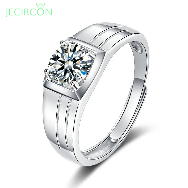 JECIRCON New Moissanite Ring for Men 4-claw D Color 1 Carat Shiny Diamond Jewelry 925 Sterling Silver Luxury Wedding Band Gift
JECIRCON New Moissanite Ring for Men 4-claw D Color 1 Carat Shiny Diamond Jewelry 925 Sterling Silver Luxury Wedding Band Gift