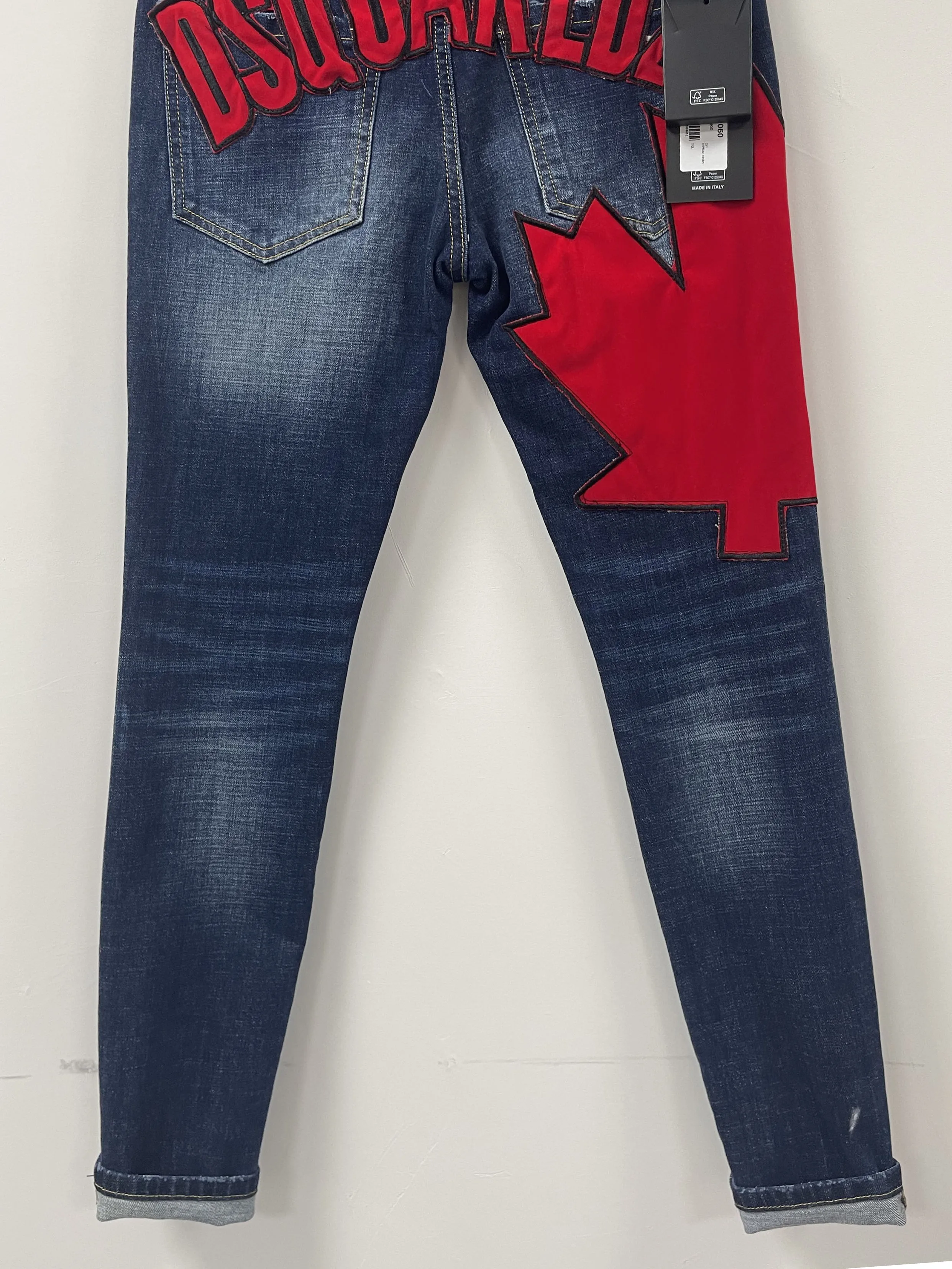 2024 Spring/Summer New Worn Hole Patch Paint 3D Cutting Graffiti Print Small Feet Blue D2 Jeans for Men
2024 Spring/Summer New Worn Hole Patch Paint 3D Cutting Graffiti Print Small Feet Blue D2 Jeans for Men
