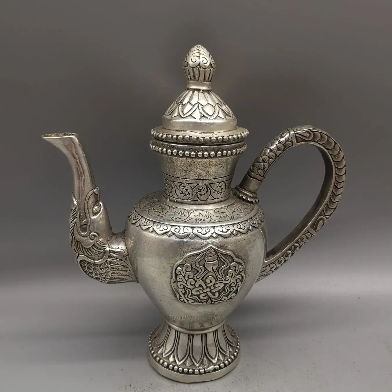 Collect Chinese Boutique Tibetan Silver White Copper Sculpture Lucky "Dragon" Pot Metal Crafts Home Decoration
Collect Chinese Boutique Tibetan Silver White Copper Sculpture Lucky "Dragon" Pot Metal Crafts Home Decoration