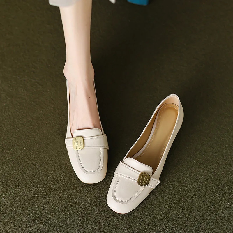 Genuine leather French retro women's commuting metal buckle thick heel shoes small leather shoes
Genuine leather French retro women's commuting metal buckle thick heel shoes small leather shoes