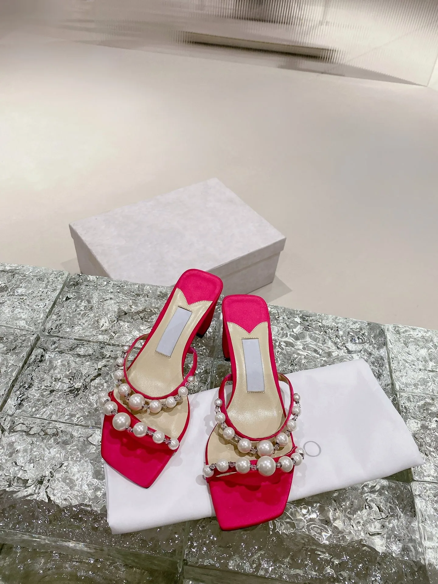 Luxury Brand Rhinestone Sandals Temperament Pearl Slippers Dress Runway Style High Heels Women Party Prom Wedding Shoes Elegant
Luxury Brand Rhinestone Sandals Temperament Pearl Slippers Dress Runway Style High Heels Women Party Prom Wedding Shoes Elegant