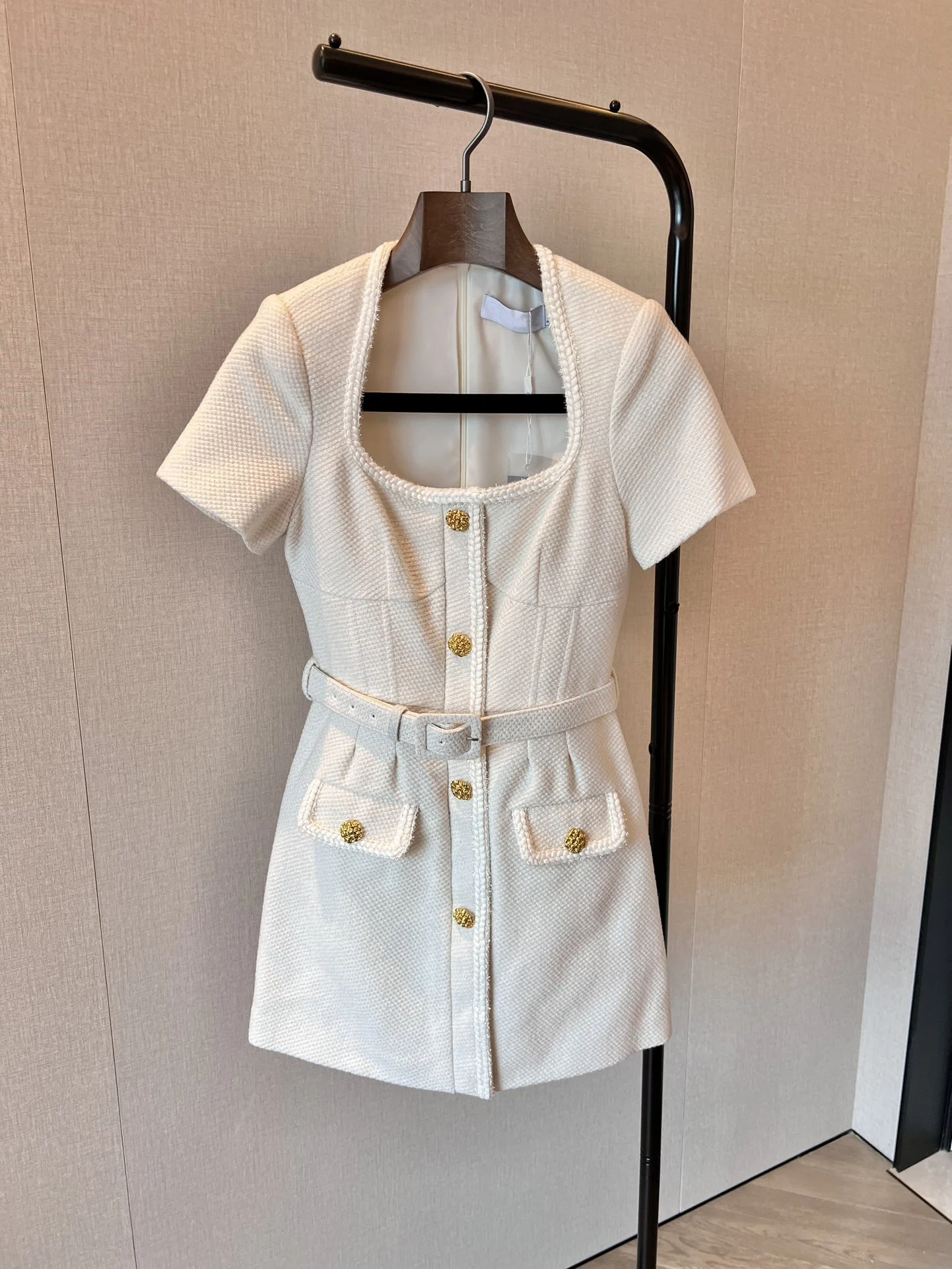 Vintage small fragrance really classic white dress, soft texture and advanced sense of full8.7
Vintage small fragrance really classic white dress, soft texture and advanced sense of full8.7