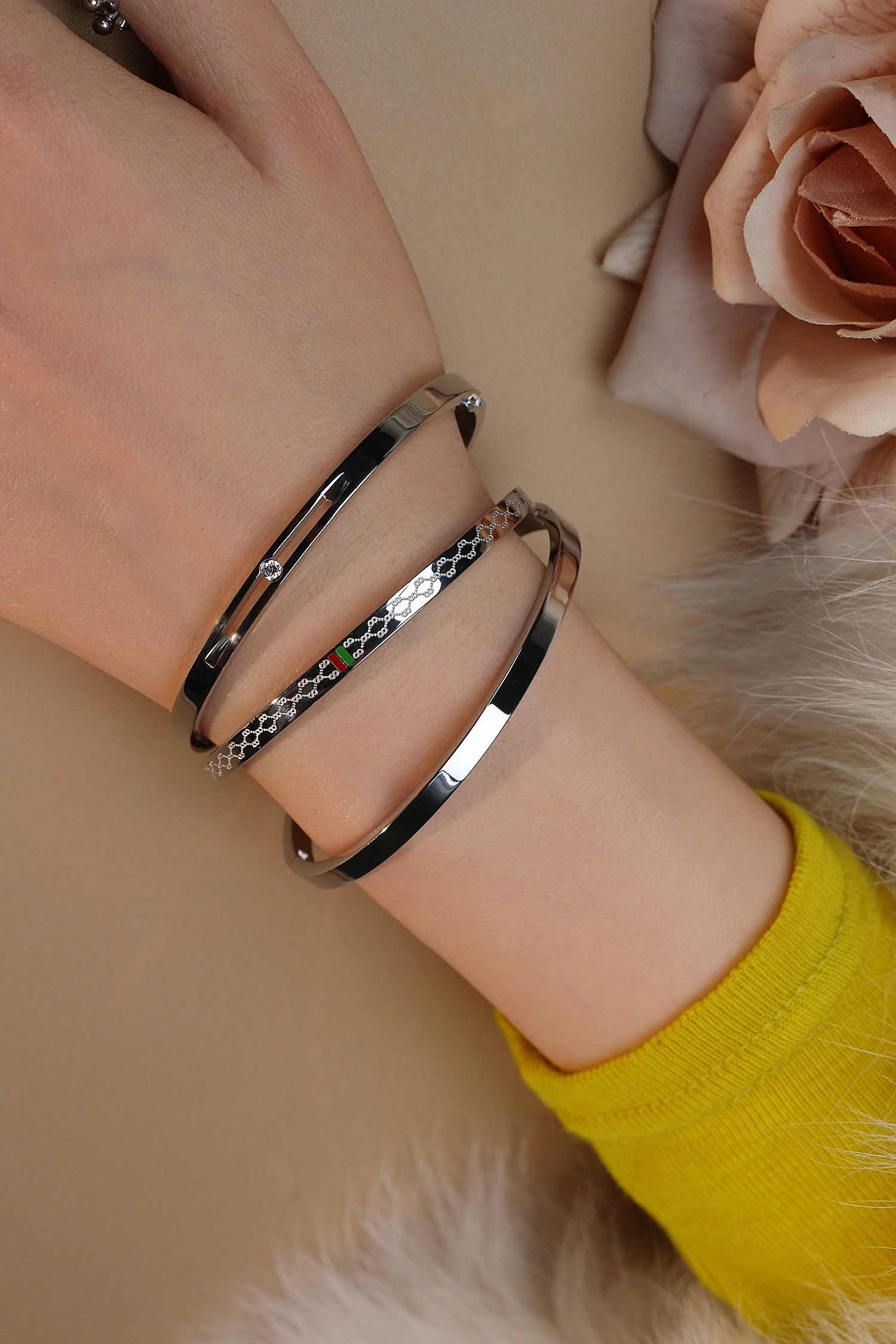 18 K Gold Plated Stainless Steel 55 MM Red/Green Bangles , Fashionable Jewelry For Men And Women Wholesale 18 K Gold Plated Stainless Steel 55 MM Red/Green Bangles , Fashionable Jewelry For Men And Women Wholesale