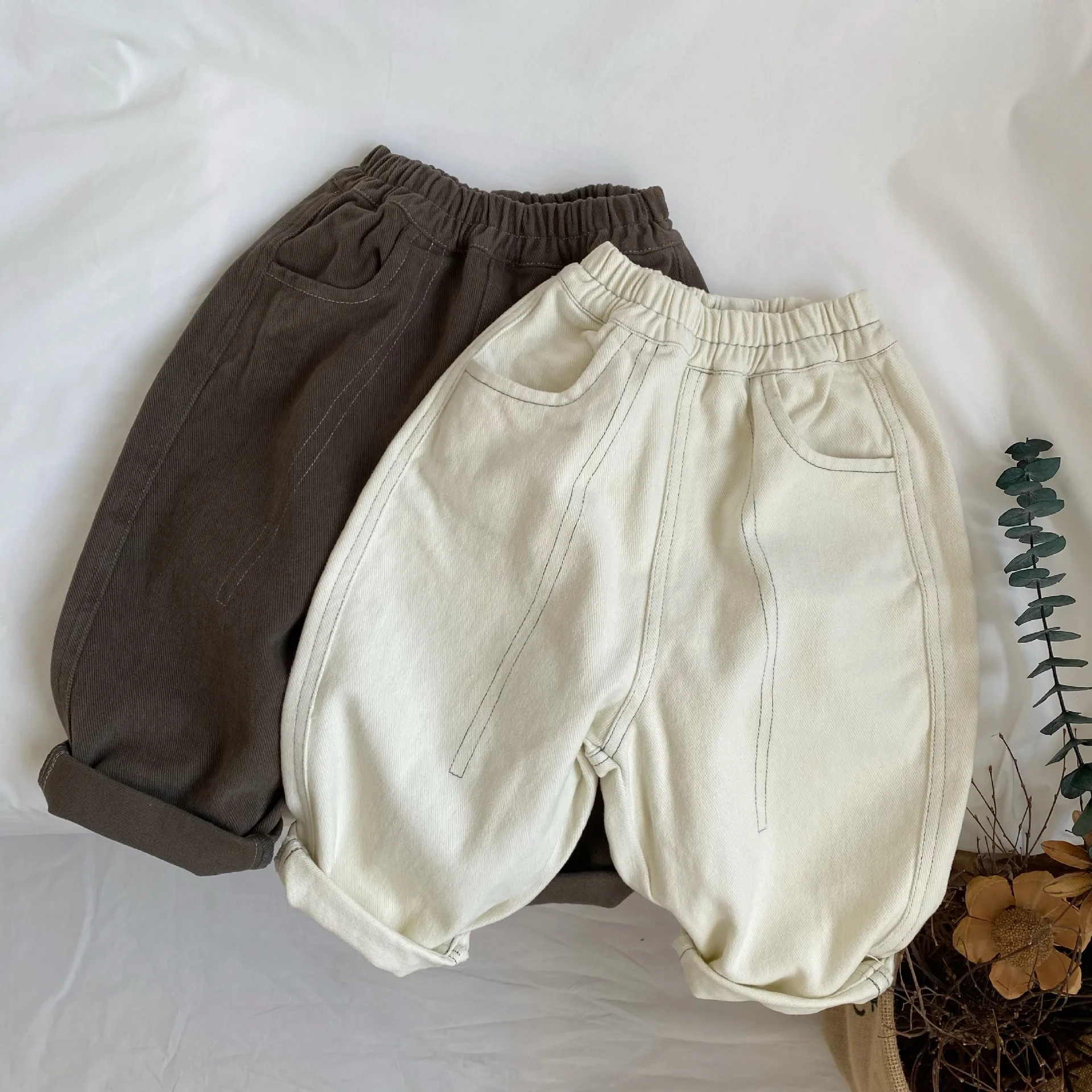 Новинка 2024 года; Сезон весна; Детские однотонные джинсы свободные повседневные джинсовые штаны с карманами для маленьких девочек модные детские хлопковые брюки для мальчиков одежда для малышей
Новинка 2024 года; Сезон весна; Детские однотонные джинсы свободные повседневные джинсовые штаны с карманами для маленьких девочек модные детские хлопковые брюки для мальчиков одежда для малышей