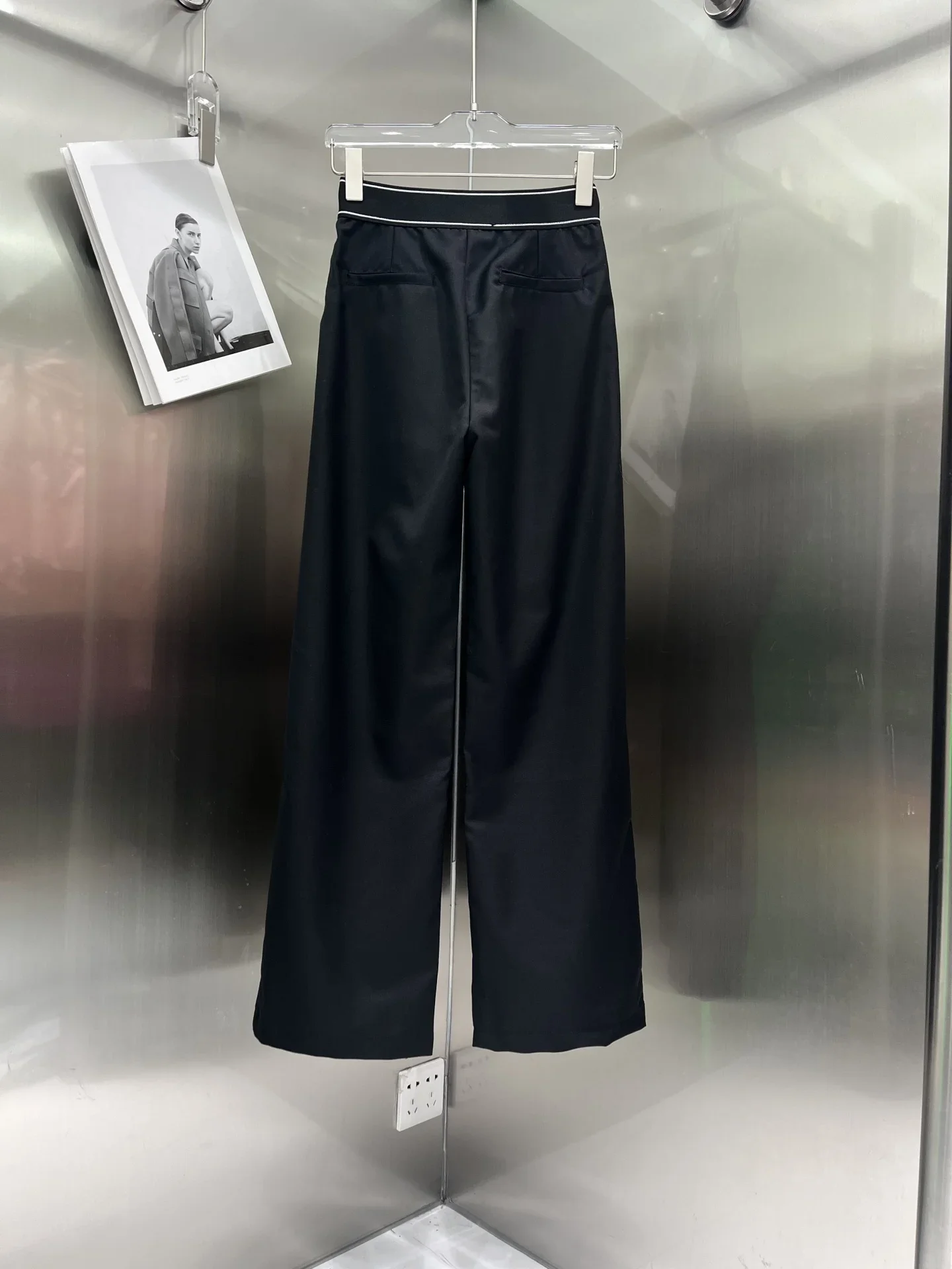 Early Autumn New Product Contrast Letter Pleated Elastic Waist Casual Sports Pants for Women
Early Autumn New Product Contrast Letter Pleated Elastic Waist Casual Sports Pants for Women