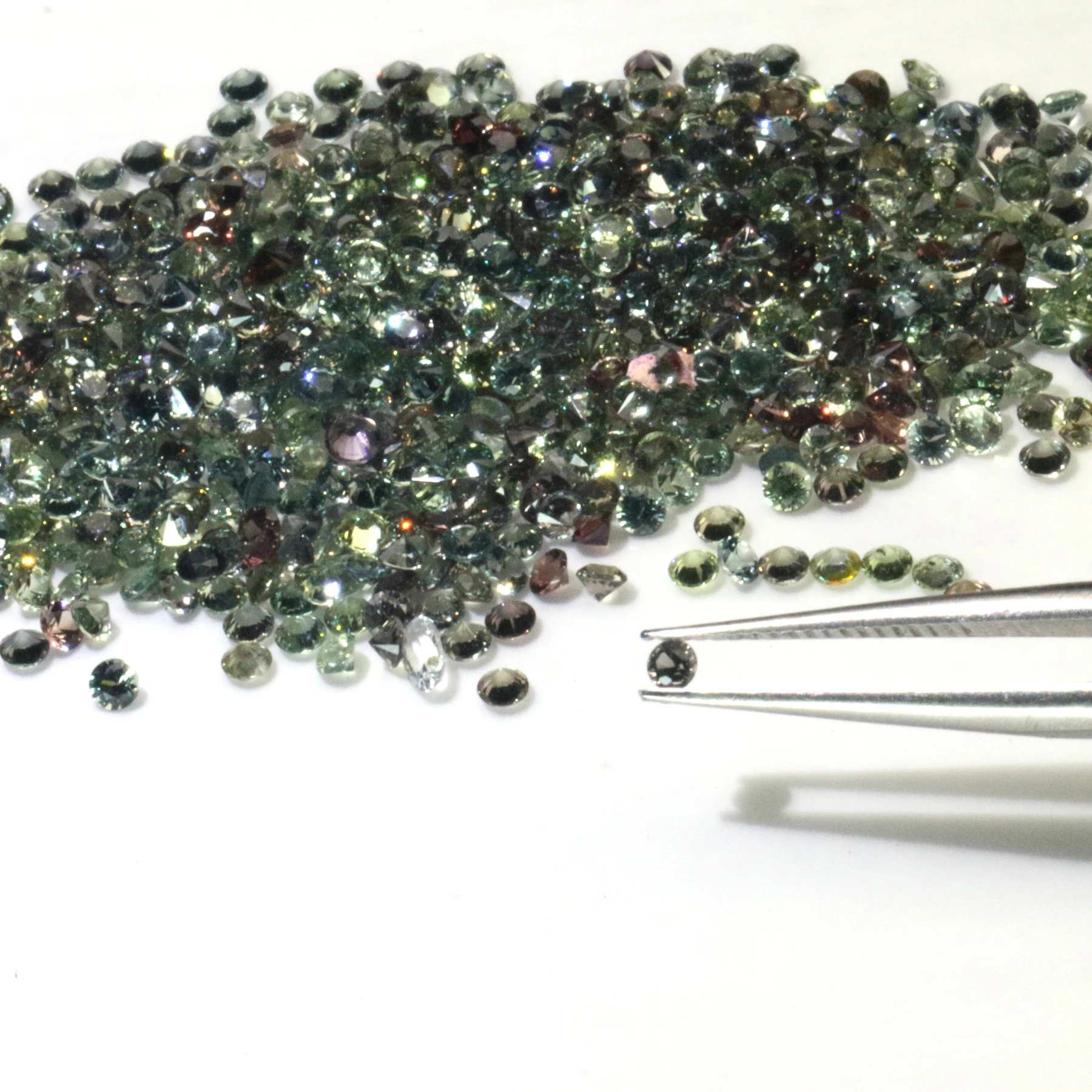 

Round Brilliant Cut 2.1mm Diamond Cut Loose Gemstones for Making Jewelry Natural Green Sapphire