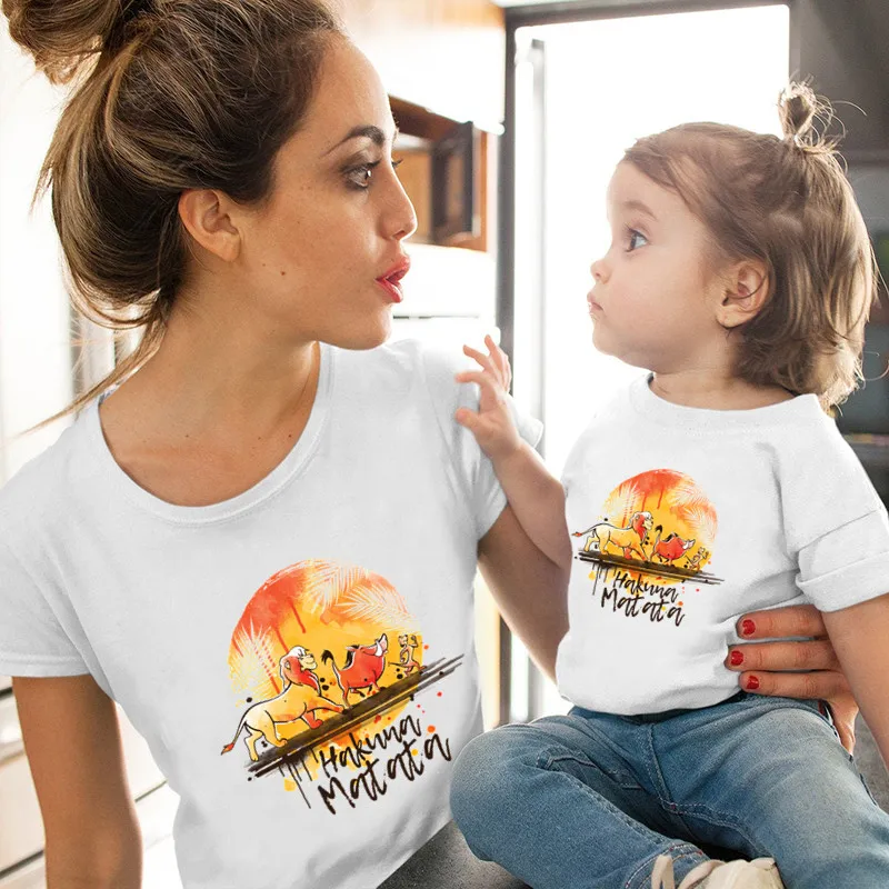 

Disney Family Matching Clothes Lion King HAKUNA MATATA Print Family Look T shirt Mommy and Me T-shirts Mother and Kids Clothes