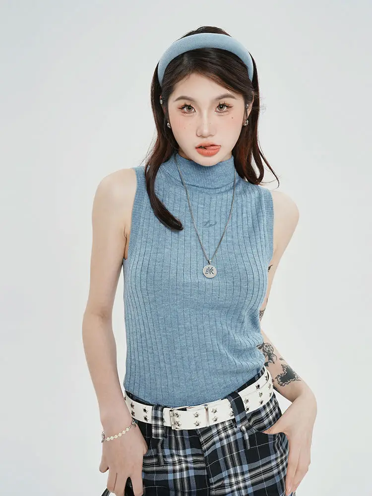 Korean new style retro sleeveless vest half turtleneck women inner wear knitted sweater hot girl slim waist belly-covering top
Korean new style retro sleeveless vest half turtleneck women inner wear knitted sweater hot girl slim waist belly-covering top