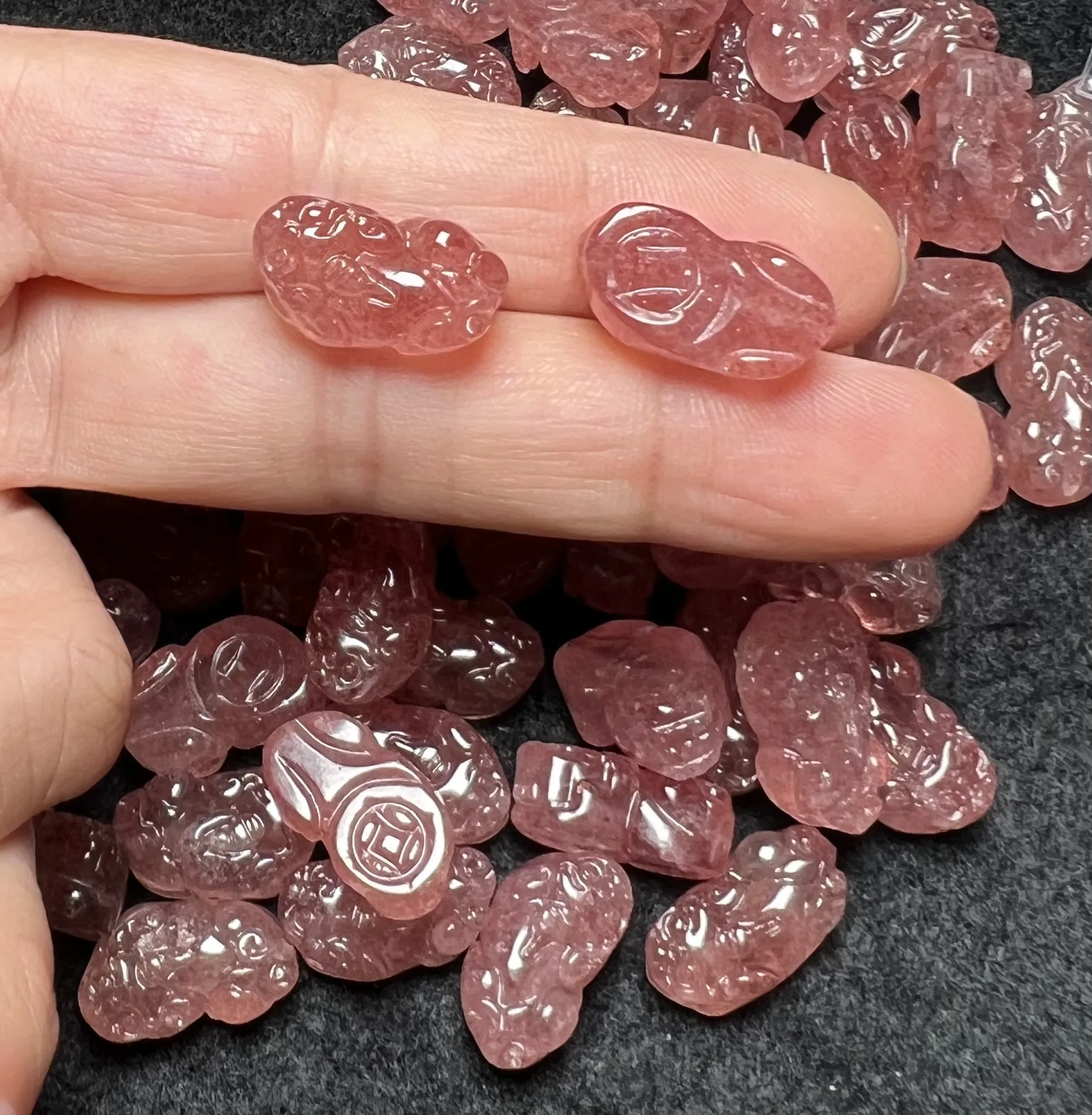 10PCS Natural Strawberry Crystal Carved Patterned Bead Big Pixiu Animals Shape Bead With Hole For Jewelry Making DIY Accessories
10PCS Natural Strawberry Crystal Carved Patterned Bead Big Pixiu Animals Shape Bead With Hole For Jewelry Making DIY Accessories