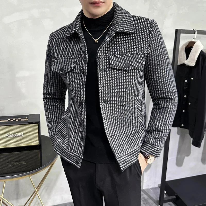 2023 Classic Winter Striped Woolen Jacket Men Lapel Short Trench Coat Casual Business Streetwear Overcoat Social Clothing
2023 Classic Winter Striped Woolen Jacket Men Lapel Short Trench Coat Casual Business Streetwear Overcoat Social Clothing
