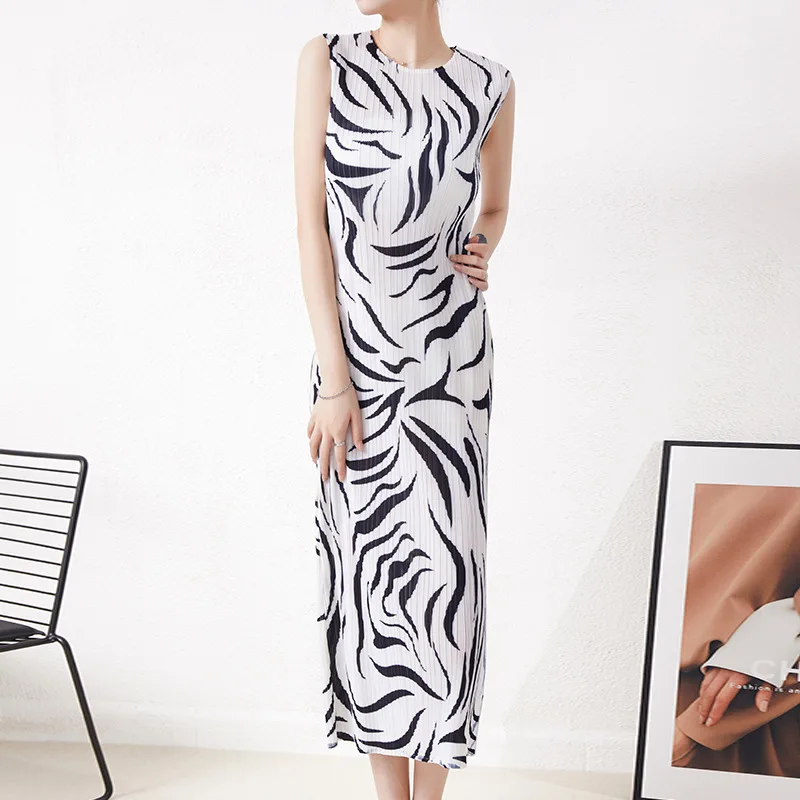 Pleated Printed Dress Women's 2023 Summer New High-end Niche Design Sense Sleeveless Vest Dress
Pleated Printed Dress Women's 2023 Summer New High-end Niche Design Sense Sleeveless Vest Dress