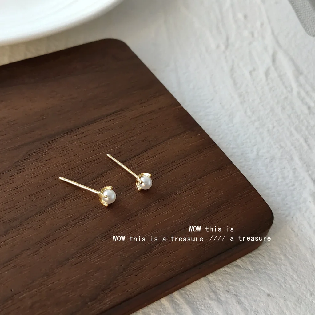 True Gold-plated Mini Model Sleeps Without Taking Off S925 Silver Needle Pearl Stud Earrings Women's Simple Temperament Earrings
True Gold-plated Mini Model Sleeps Without Taking Off S925 Silver Needle Pearl Stud Earrings Women's Simple Temperament Earrings
