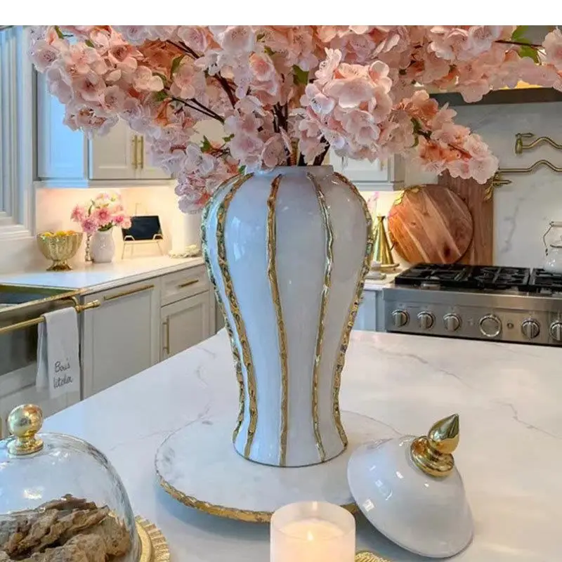 Gold-plated Wrinkle Stripe Ceramic Storage Jar with Lid White General Tank Jewelry Jars Cosmetic Containers Porcelain Ornaments
Gold-plated Wrinkle Stripe Ceramic Storage Jar with Lid White General Tank Jewelry Jars Cosmetic Containers Porcelain Ornaments