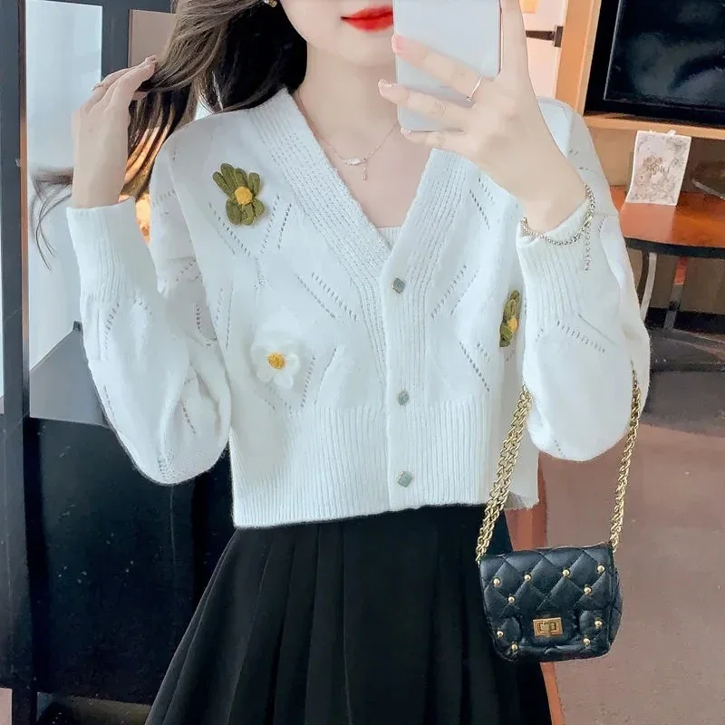 2024 Spring Autumn V Neck Cardigan Coats Women Fashion Flowers Decor Long Sleeve Knit Top Woman Gentle Style Cardigans Sweater
2024 Spring Autumn V Neck Cardigan Coats Women Fashion Flowers Decor Long Sleeve Knit Top Woman Gentle Style Cardigans Sweater