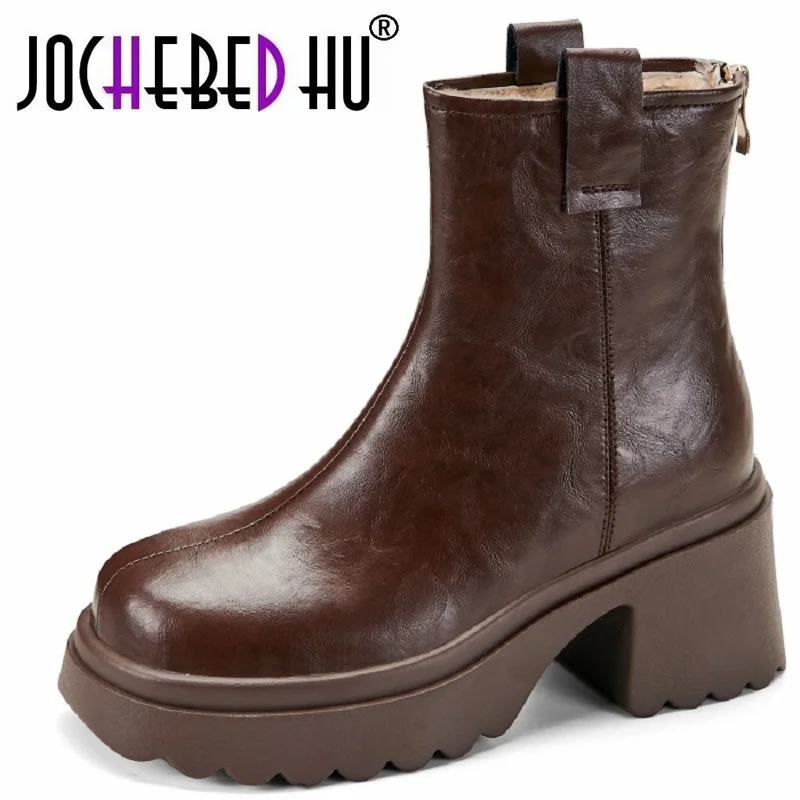 【JOCHEBED HU】Thick High Heels Women Ankle Boots Genuine Leather Platforms Warm Wool Winter Snow Boots Office Lady Casual Shoes
【JOCHEBED HU】Thick High Heels Women Ankle Boots Genuine Leather Platforms Warm Wool Winter Snow Boots Office Lady Casual Shoes